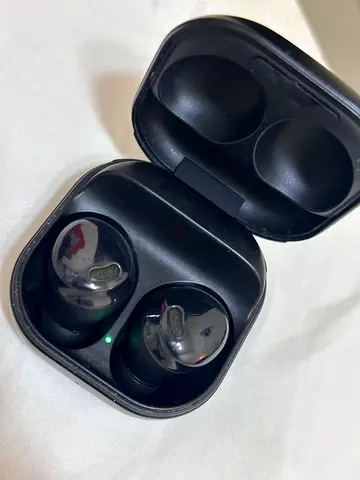 High-Quality Wireless Earbuds with Charging Case