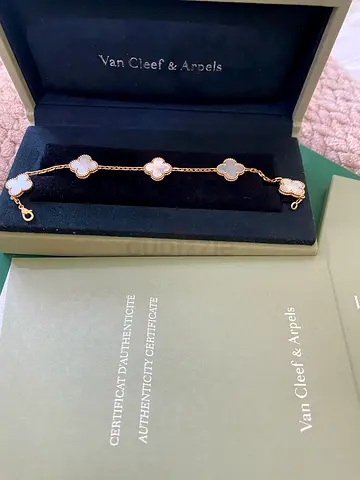 Elegant Van Cleef  Arpels Bracelet with Mother of Pearl