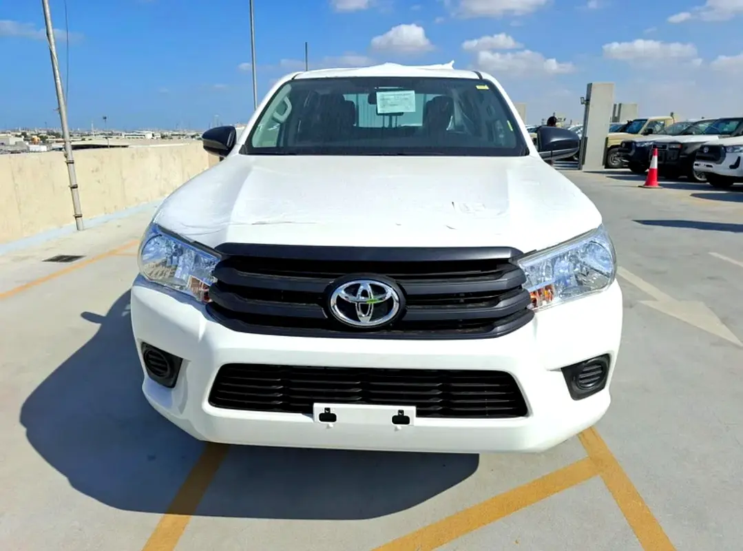 Toyota Hilux 2025 — photo 1 of 9