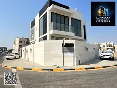 Corner villa for sale at an excellent and negotiable price. Features a large yard, freehold ownershi
