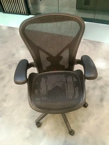 For selling Herman Miller Aeron chair good condition same look new one available