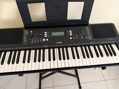 Yamaha PSR-E373 Keyboard in Excellent Condition