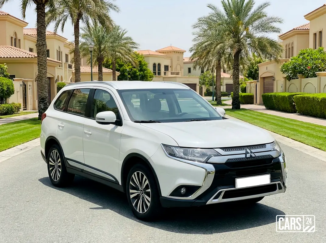 Mitsubishi Outlander 2023 — photo 1 of 13