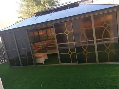 خيمة مع كنب خارجي