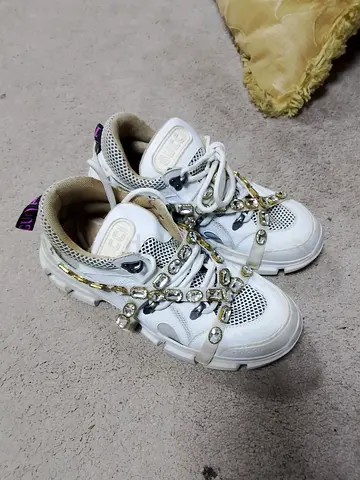 Trendy White Sneakers with Decorative Chains