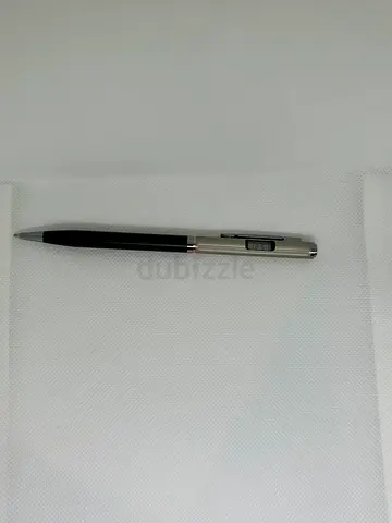 اقلام حبر جاف وساعة رقمية