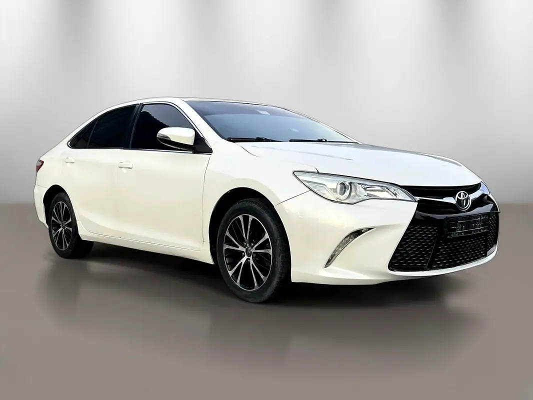 Toyota Camry 2017 — photo 1 of 15