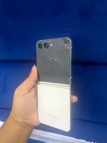 Samsung Galaxy Z Flip 5 – Broken / For Parts – With Box