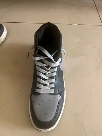 Mens Athletic Sneakers in Good Condition