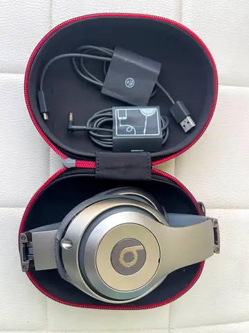 Beats Over-Ear wireless Headphones with Carry Case