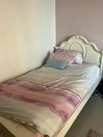 White Bed / mattress in good condition