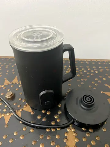 Milk frothing / foaming machine