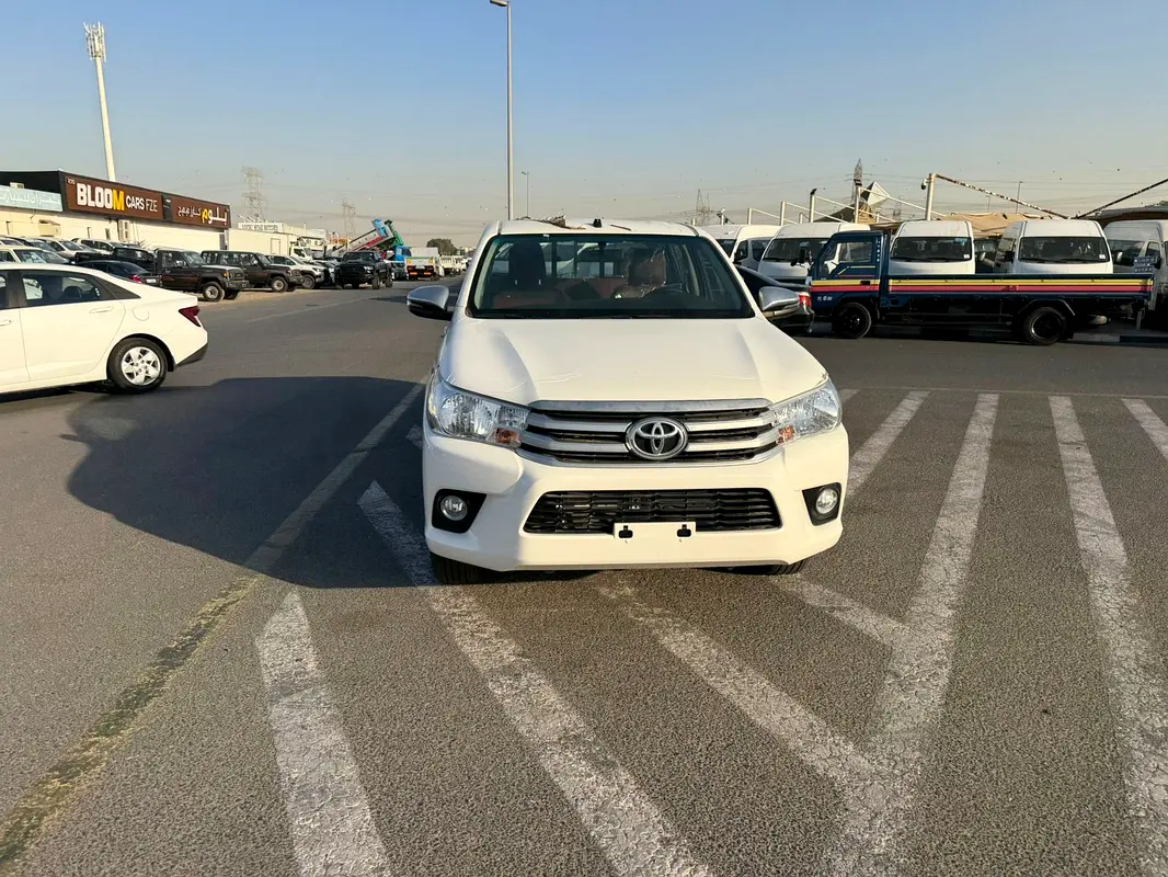 Toyota Hilux 2025 — photo 1 of 10