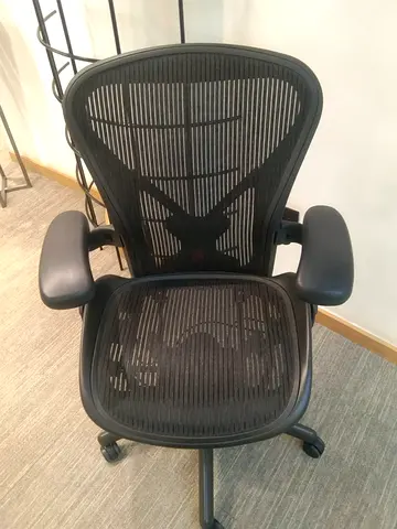 Selling Herman Miller Aeron good condition same look new one available