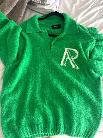 Represent green sweater size M