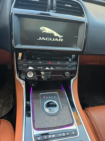 2017 Jaguar XE thumbnail 18