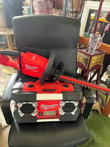 MILWAUKEE JOBSITE RADIO (110V)  M18 FUEL CORDLESS HEDGE TRIMMER BATTERY AND CHARGER NOT INCLUDED