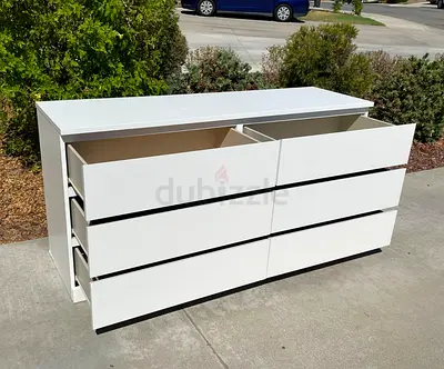 Modern White Dresser with Spacious Drawers