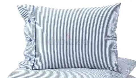 The IKEA STILLSAMT Small blue stripe bedding set measures 150x200/50x60 cm. It consists of a duvet c