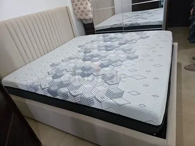Orion (USA) Gel-Infused Memory Foam King Size Mattress. Almost brand new, less than six months use