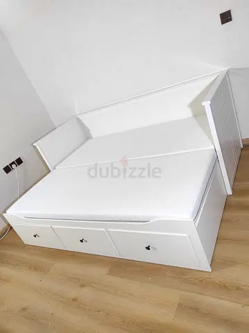 White daybed with Storage Drawers