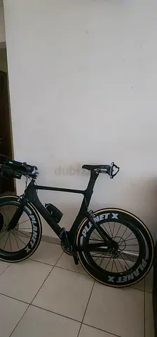 High-performance carbon bike with an aerodynamic time-trial frame.
Equipped with Planet X carbon