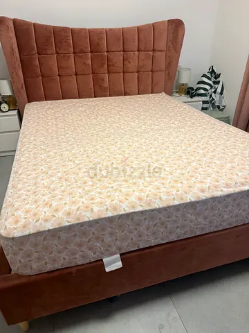 Elegant King-Sized Bed with Chic Headboard with mattress