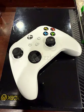 Xbox One with one Wireless Controller and 4 games - Great Condition