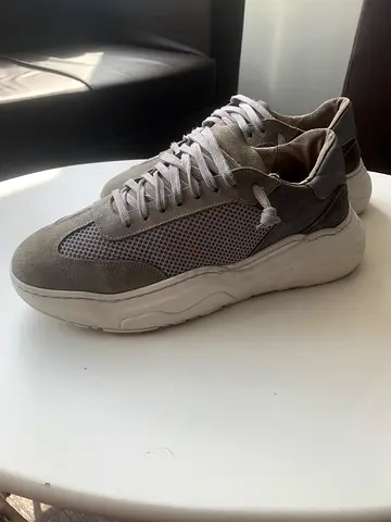 Stylish Grey Sneakers for Comfort and Style