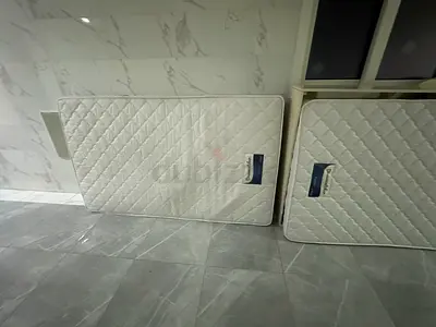 سرير مع فراش عدد 2 مجانا