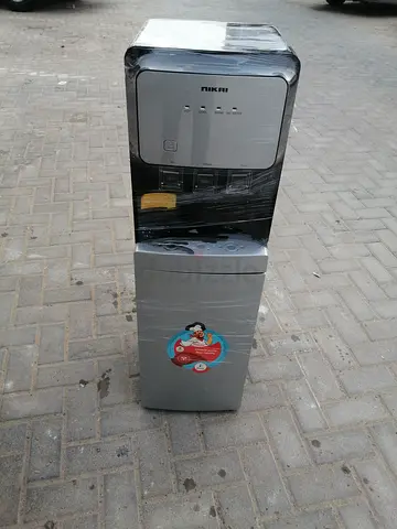 Bottom load water dispenser