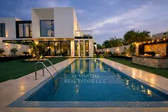 Luxury villa with 4 master bedrooms and a swimming pool. Fully equipped with a smart home system. Pr