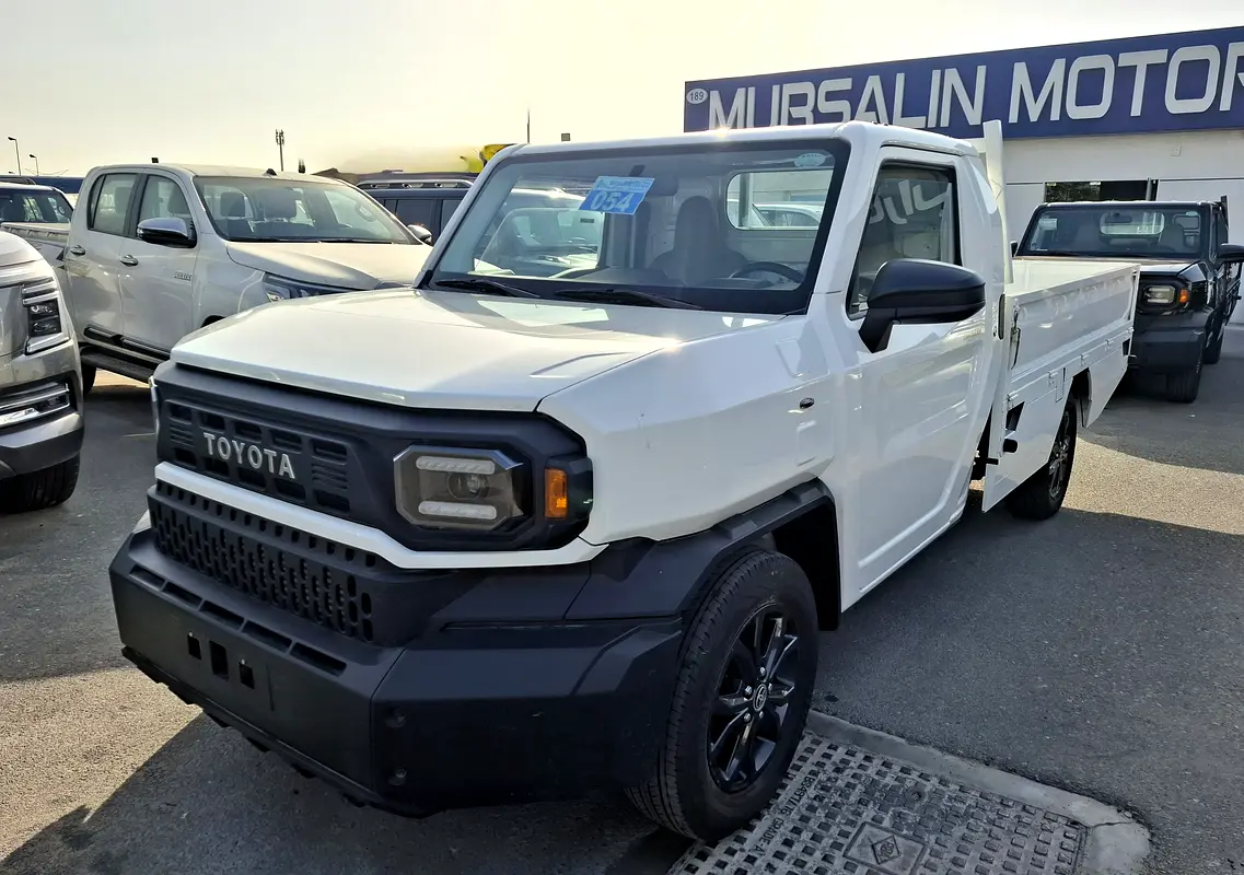 Toyota Hilux 2026 — photo 1 of 16