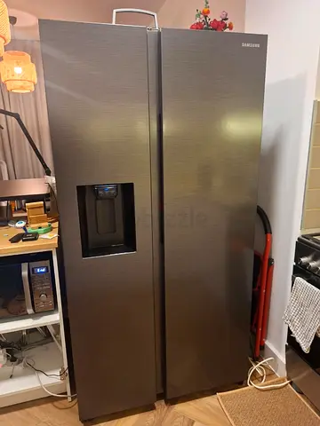 Samsung Refrigerator side by side Like new ( 2800) like new good working water dispenser ice macker