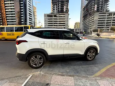 WHITE KIA SELTOS 2020- Lady Driven