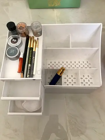 5 eyeshadow colors, makeup brushes, and a white desktop organizer for storing cosmetics, stationery,