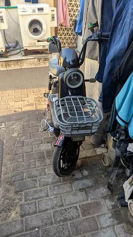 Compact Electric Scooter for Easy Commuting