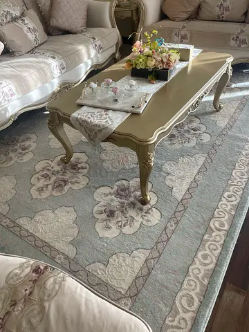 Elegant Floral Area Rug with Vintage Charm