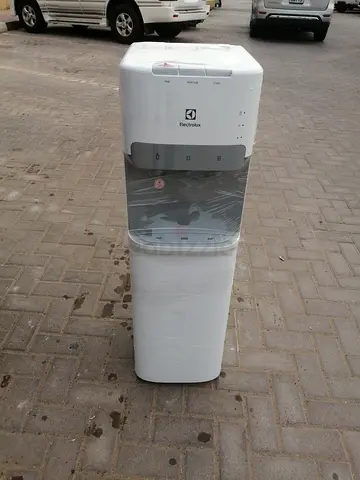 Bottom load water dispenser