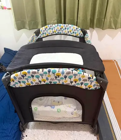 Baby bed. Convertible and Soft Bedding.. baby bed