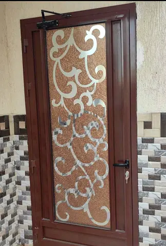 بابين ألمنيوم + طاولة 3 سحبات — للبيع معاً
2 Aluminum Doors + 3-Drawer Table — Sold Together