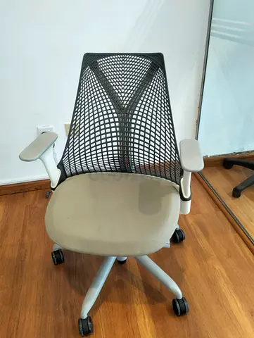 For selling Herman Miller Sayl chair good condition same look new one available