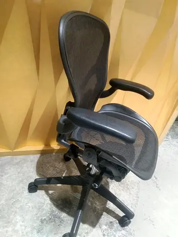 For selling Herman Miller Aeron chair size B and C available