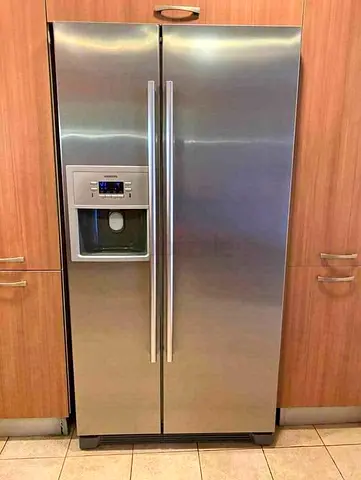 Stylish Siemens Side-by-Side Refrigerator with Water Dispenser Ice maker