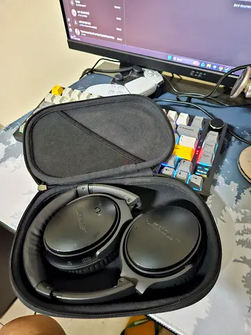 Bose Noise Quiet Comfort Cancelling Headphones in Carrying Case