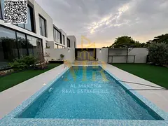 Luxury villa with 4 master bedrooms and a swimming pool. Fully equipped with a smart home system. Pr