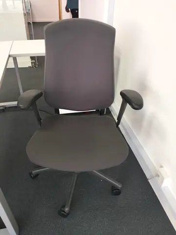 Selling Herman miller Mirra chair, good conditions only little use