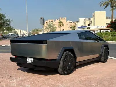 Clean Tesla Cybertruck 2025