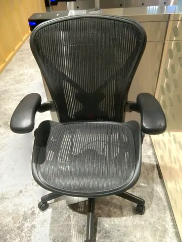 For selling Herman Miller Aeron chair good condition same look new one available