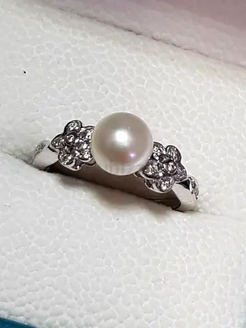 14K GOLD RING WITH 16 PIS DIAMONDS AND 7,7 MM SIZE PEARLS WEIGHT-3.60 RING SIZE-18,2(8)….